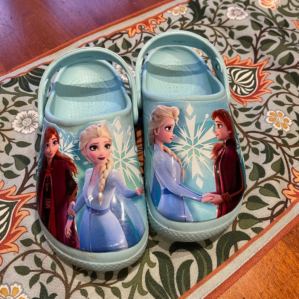 Crocs frozen 2 girls size 2